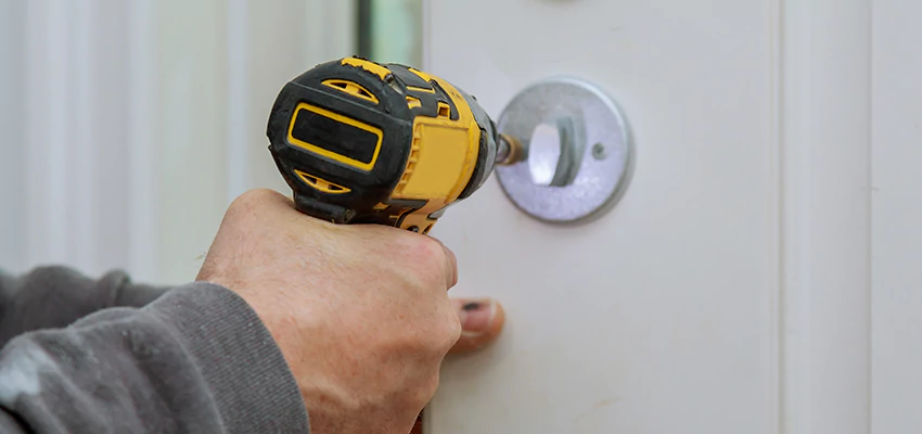 Street Locksmith For Smart Lock Repair in Manhattan, NY